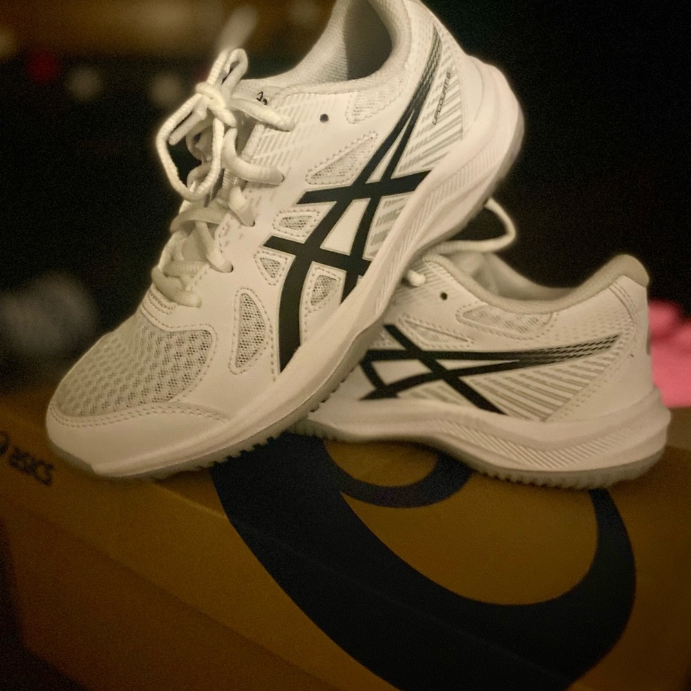 ASICS White and Black volleyball sneakers- girls Big Kid size 4